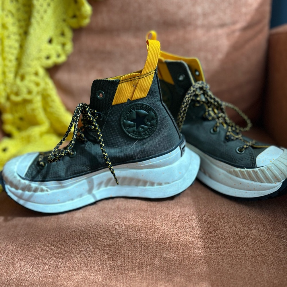 Converse Women’s High-Top Sneakers Size 6.5 - Picture 2 of 3